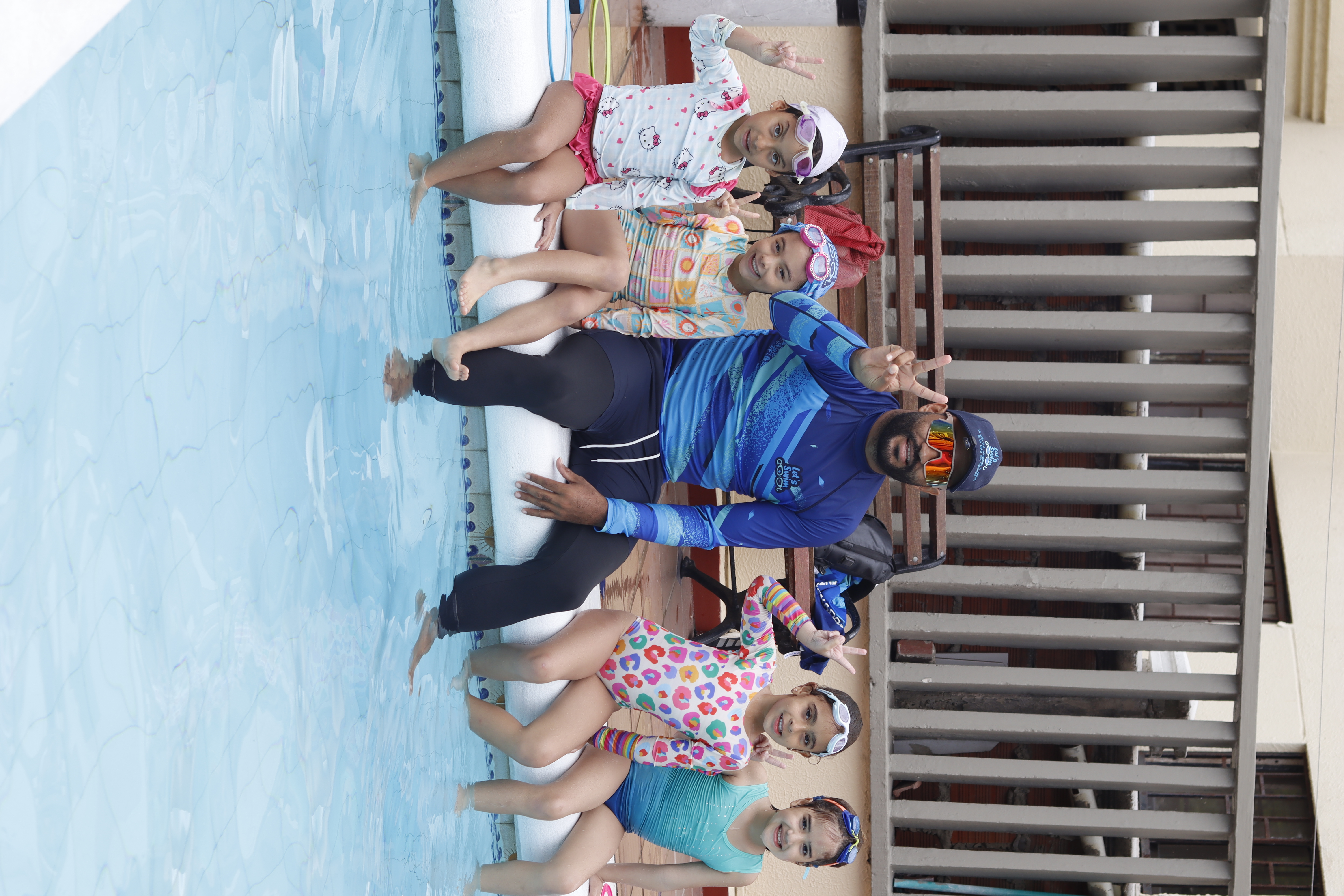 Clase de natación con niños e instructor